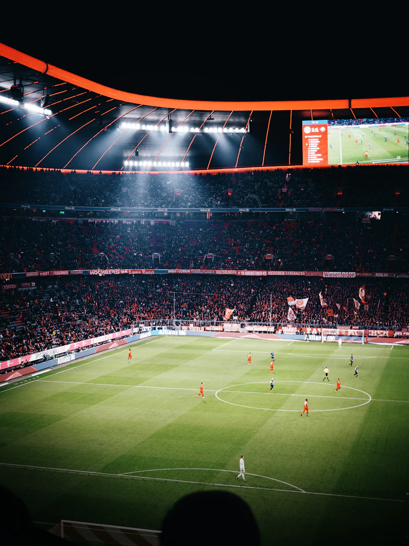 Stadion-Atmosphäre bei einem Fußball-Abendspiel unter Flutlicht